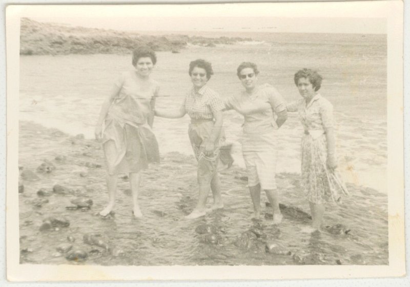 Mujeres en la Playa 1.jpg